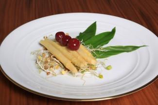 Lauwarmer Spargel-Kirsch-Salat