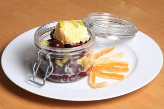 Vanilleeis mit Kirschen und Pistazien