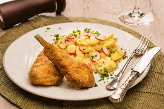 Gebackenes Lammkotelett mit Erdäpfel-Radieschen-Salat