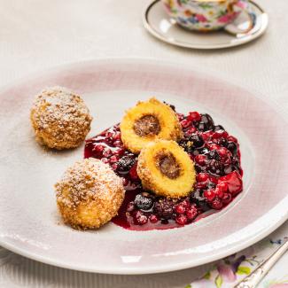 Grießknödel mit Nougat auf Beerenragout