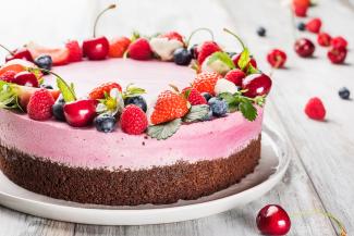 Schokoladentorte mit Waldbeerenmousse