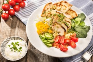 Hühner-Bowl mit Sour-Cream-Dip