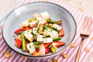 Spargelsalat mit Erdbeeren und Rhabarber