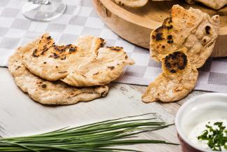 Feuerflecken mit Sauerrahmsauce