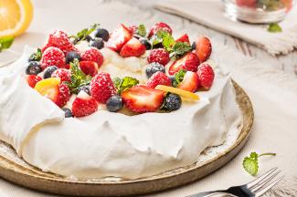 Pavlova mit Buttermilch-Zitronencreme