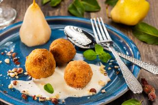 Gebackene Birnenknödel mit Mostsauce