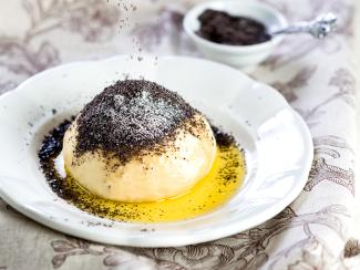 Klassischer Germknödel mit Powidlfülle und Mohn