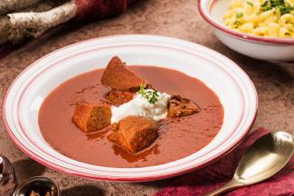 Rahmgulasch vom Reh mit weihnachtlichen Gewürzen und Eiernockerln