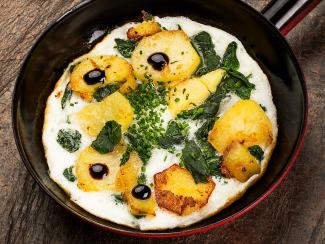 Weiße Omelette mit Spinat und Erdäpfeln