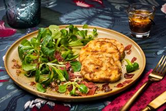 Serviettenknödel auf Vogerlsalat
