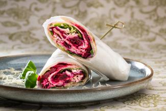 Dinkelwrap mit Roter Rübe und Räucherforelle