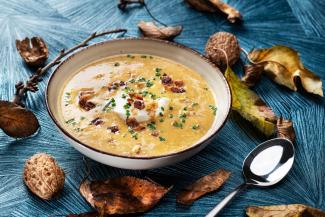 Winterliche Gemüsesuppe mit Walnusstopping