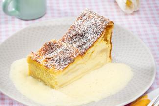 Topfenstrudel mit Osterbrot und Vanillesauce