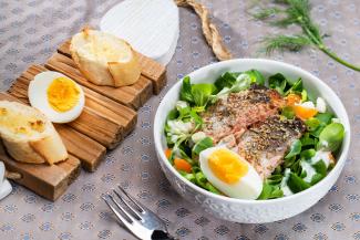 Bunte Bowl mit Lachsforelle 