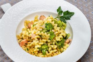 One-Pot-Pasta mit Lachs und Brokkoli