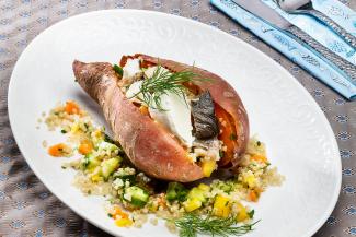 Süßkartoffeln mit Forellen-Quinoa-Gemüse-Fülle