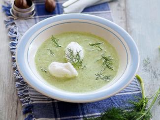 Grünspargelsuppe mit Muskatnockerln