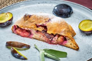 Zwetschkenstrudel mit Topfen und Walnüssen