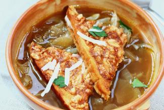Geröstete Zwiebelsuppe mit Käseröstschnitten 