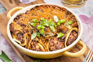 Erdäpfelpalatschinken mit Jungzwiebel-Hackfleisch-Fülle