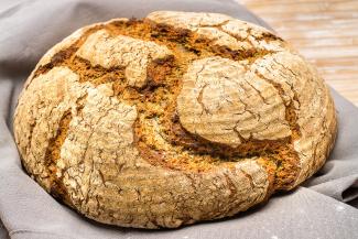 Saftiges Ölsaatenbrot mit Brühstück