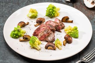 Rehfilet sous vide mit Romanesco und Pilzen