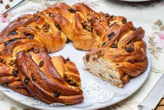 Kranzkuchen mit Walnüssen und Rosinen