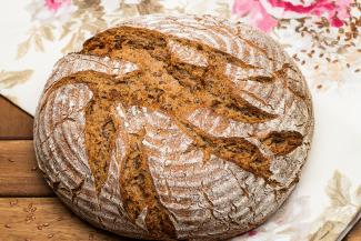 Vollkornbrot mit geröstetem Getreide