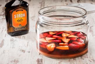 Rumtopf im Frühsommer mit Erdbeeren