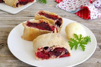 Klassischer Kirschenstrudel