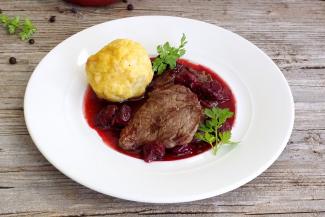 Rehschnitzel auf Kirschragout mit Briocheknödeln
