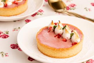 Erdbeertartelettes mit Limetten-Minz-Baiser