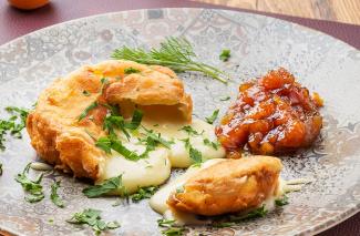 Camembert im Weinbackteig mit Marillenchutney