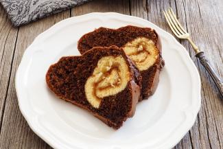 Schokoladegugelhupf mit Biskuitrouladenkern