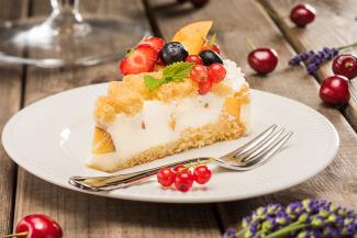 Topfen-Nektarinen-Torte mit bunten Beeren
