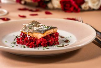 Gebratenes Lachsforellenfilet mit Rote-Rüben-Sterz