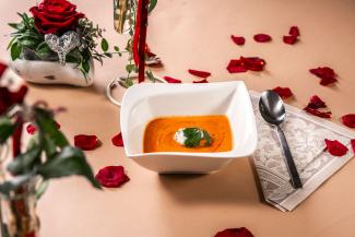 Paradeiscremesuppe mit Schafkäsebällchen