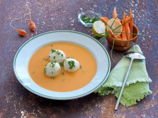Karottencremesuppe mit Topfenknödeln