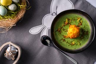 Bärlauchcremesuppe mit knusprigem Ei