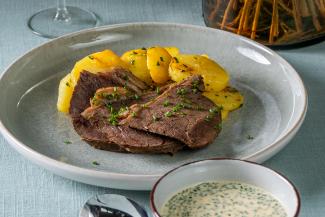 Gekochtes Rindfleisch mit Rösterdäpfeln und Schnittlauchsauce