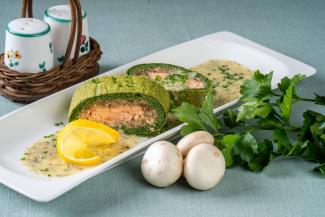 Kärntna Låxn im Spinatbiskuit mit Zwiebelweinsauce