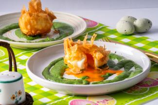 Knusprig gebackenes Ei mit Bärlauch-Spinat-Creme