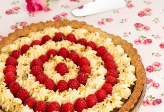 Kürbiskerntarte mit weißer Schokolade und Himbeeren