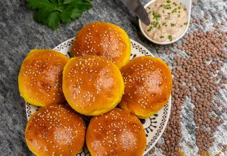 Kurkumalaibchen mit Linsenaufstrich