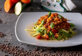 Linsenbolognese mit Zucchininudeln