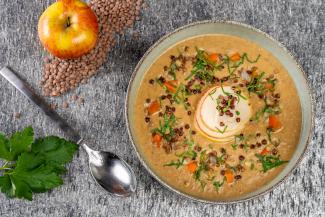 Linsensuppe mit Apfel und Räucherforelle