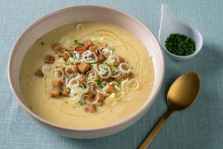 Polenta-Porree-Suppe mit Schwarzbrotwürfeln