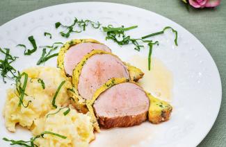 Schweinefilet mit Bärlauchkruste und Erdäpfel-Petersilwurzel-Püree