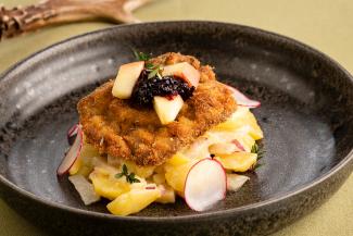 Maibockschnitzel in Thymianbröseln auf frühsommerlichem Knollensalat