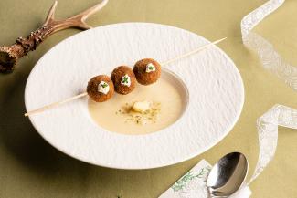 Spargelsuppe mit Erdäpfel-Rehleber-Knödeln